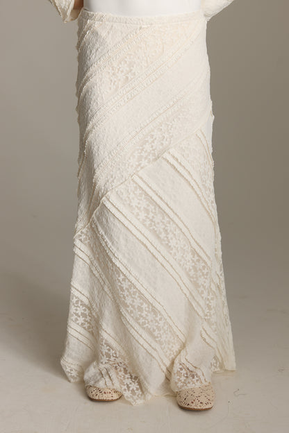 חצאית תחרה מקסי אלכסון