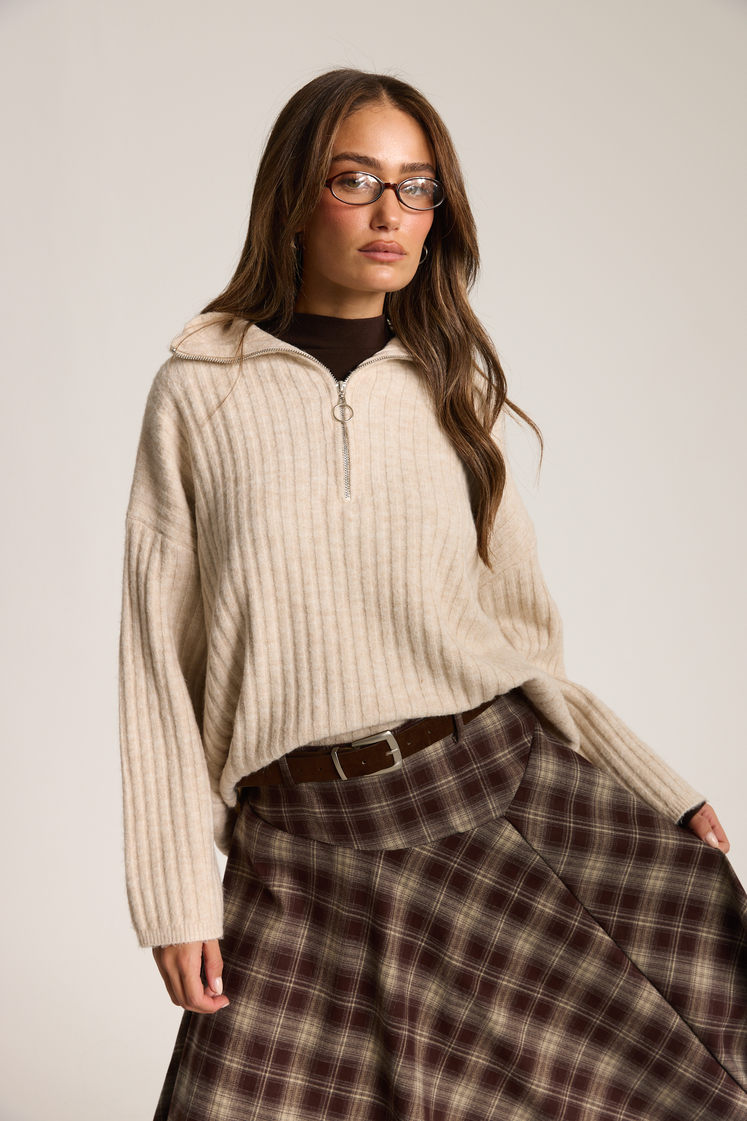 חולצה סריג עם רוכסן - בז'