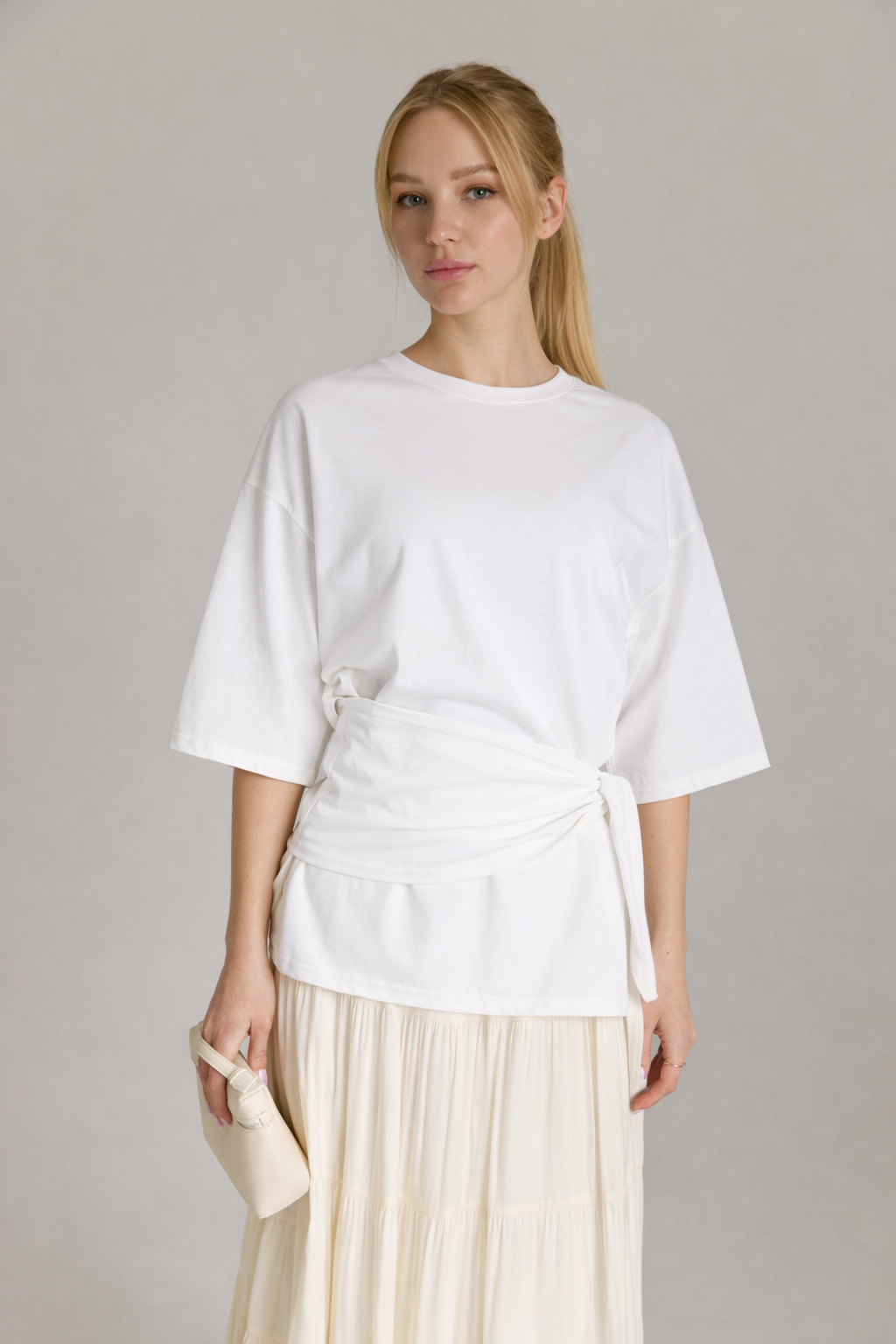 אישה עם חולצה לבנה ושמלת מקסי אישה עם חולצה לבנה ושמלת מקסי